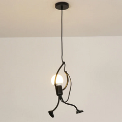 Kreative Pendelleuchte mit Figurenmotiv