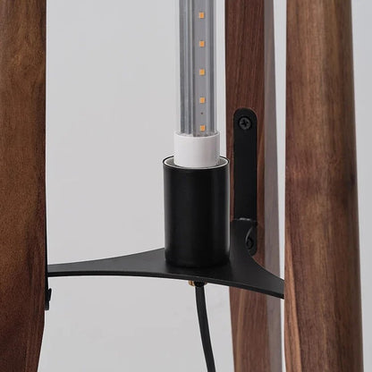 Holz-Dreibein-Stehlampe mit zylindrischem Stoffschirm