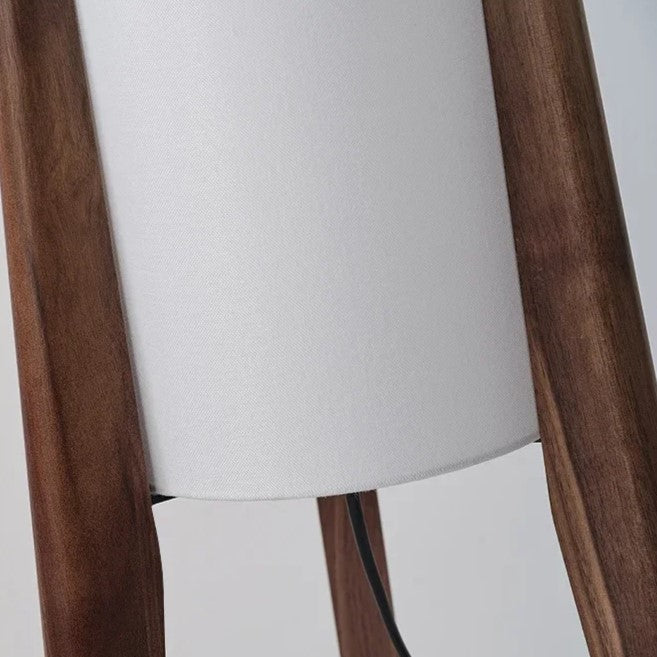 Holz-Dreibein-Stehlampe mit zylindrischem Stoffschirm